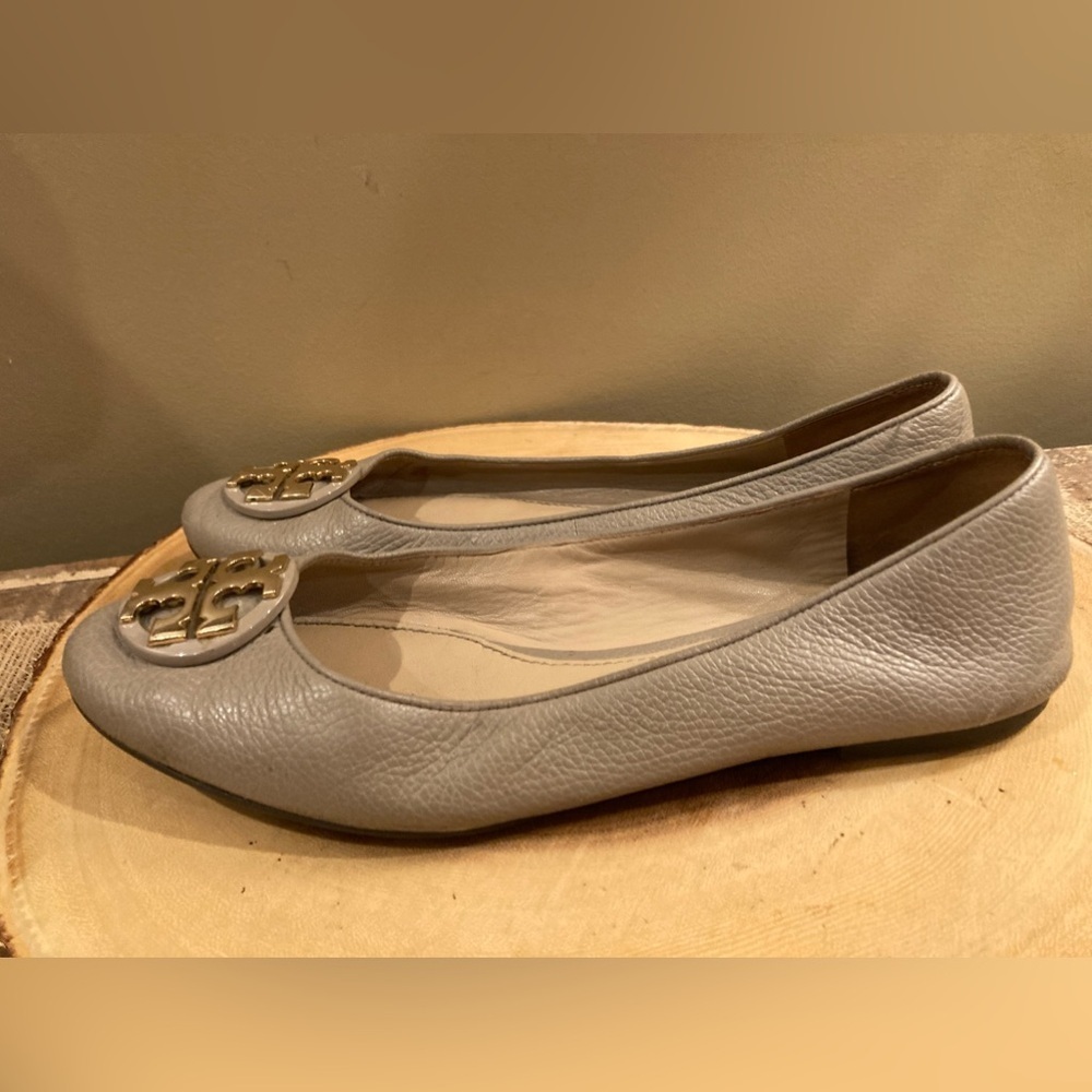 TORY‎ BURCH Claire Ballet Flat Tumbled Leather Grey Slip On Logo Gold Flats 8M